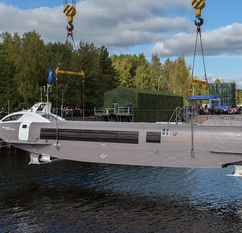Спуск на воду нового речного судна на подводных крыльях "Валдай 45Р"-23